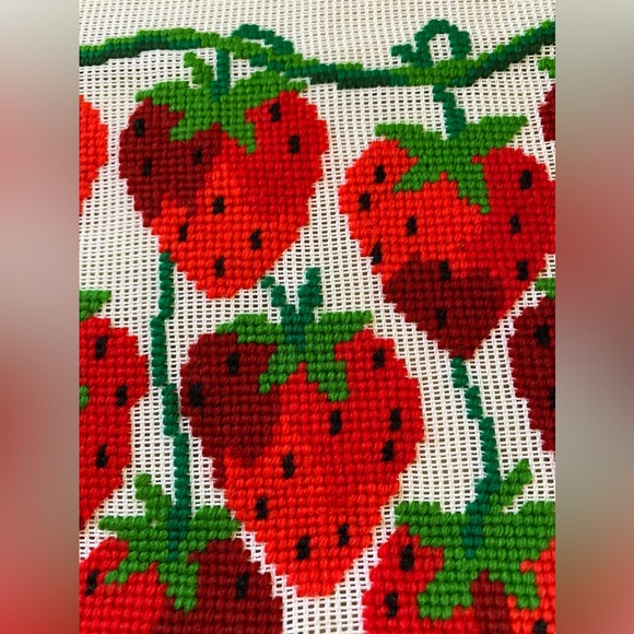 Red Strawberries PreWorked VTG NOS Dritz 3182/1 Needlepoint Madeira 17x17” - Picture 3 of 7